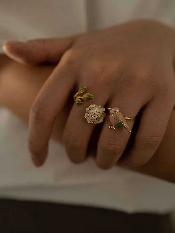 a hand wear A bird-cold enameled gold ring.