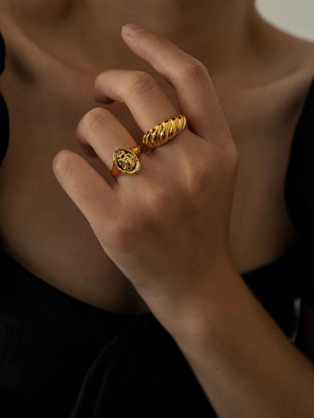 a hand wear A gold ring in the shape of a twist