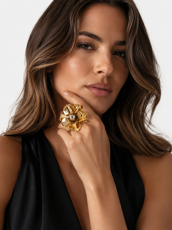 Anillo llamativo con flor de oro Calliope