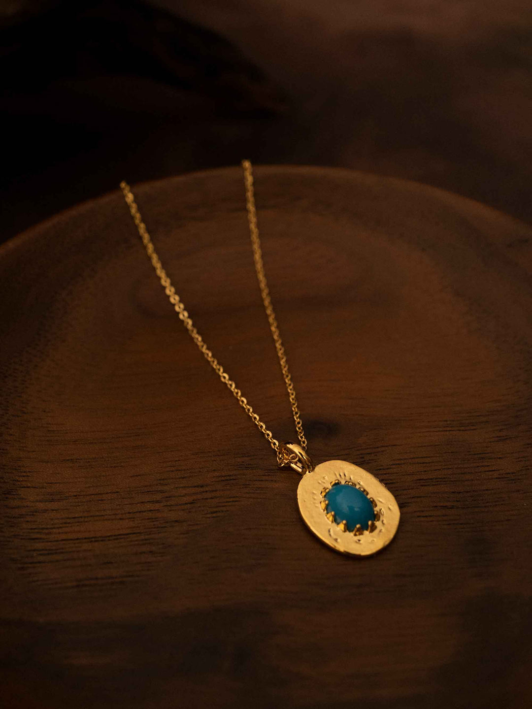 An oval pendant gold necklace
