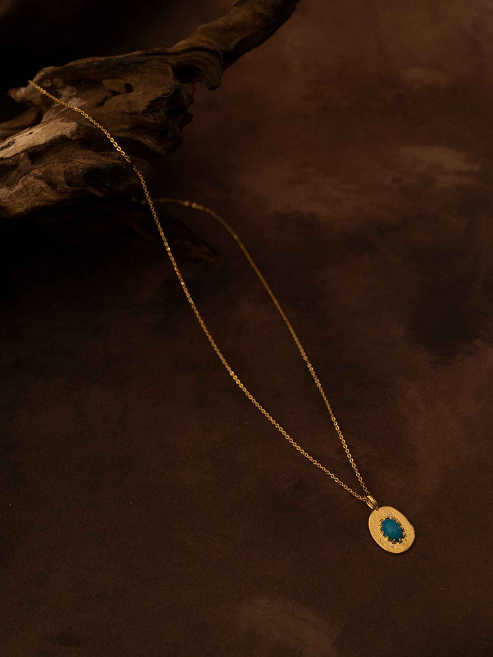 An oval pendant gold necklace