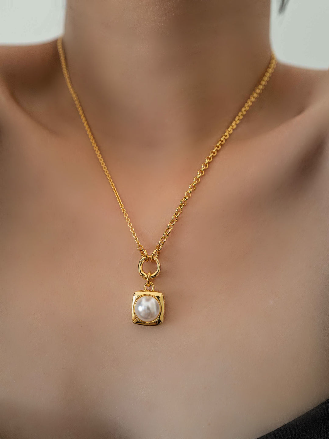 a model wear A square pearl pendant gold necklace