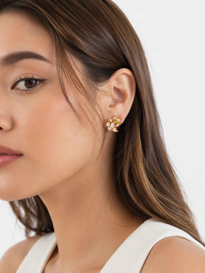 Pendientes de pájaro y flor de oro