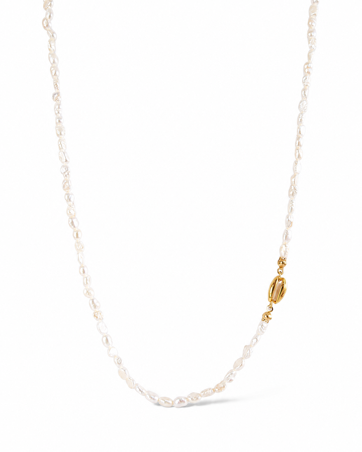 Hayden pearl necklace with gold-plated shell charm