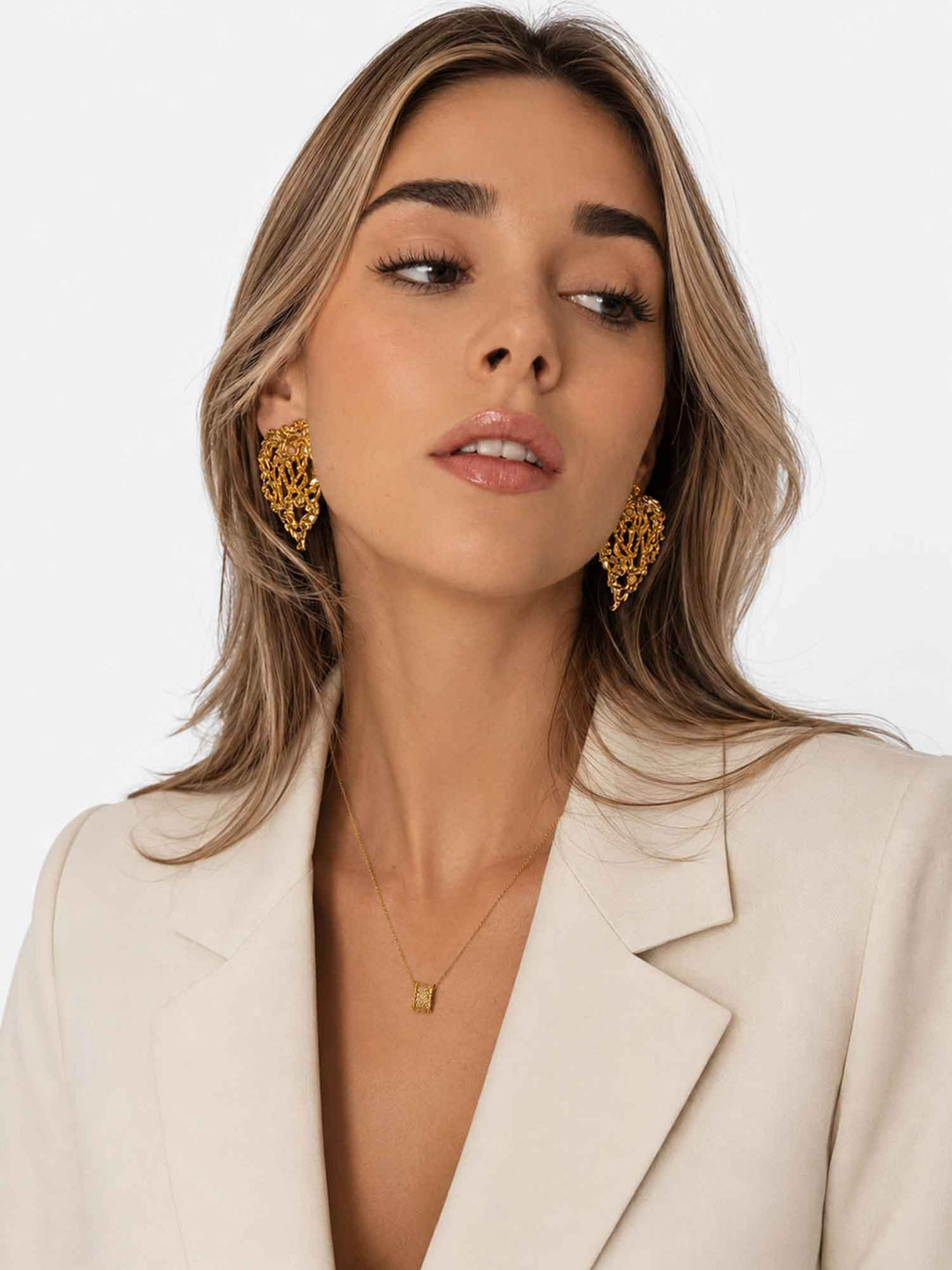 Brincos em ouro com corações entrelaçados