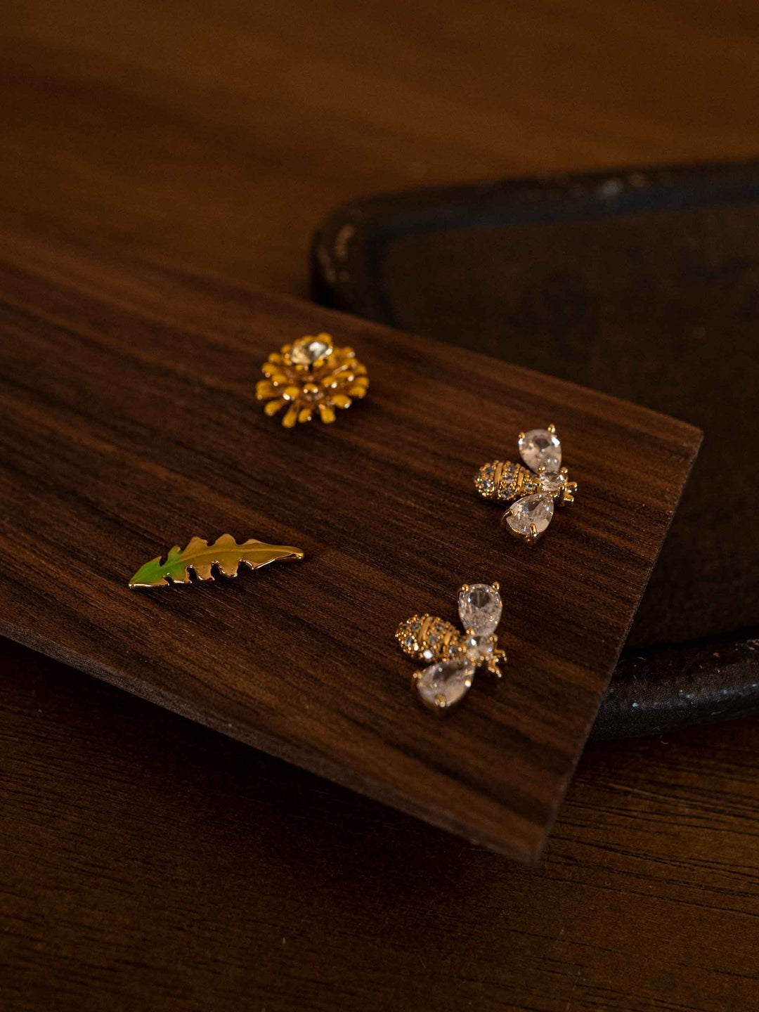 A bee and flower set of earrings