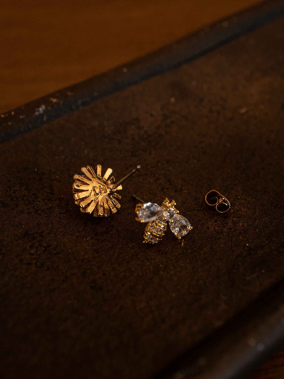 A bee and flower set of earrings
