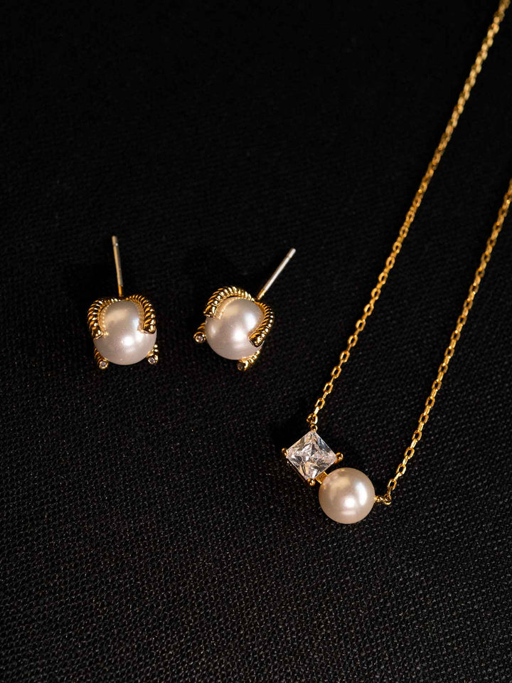 Nuala Earrings Pearl
