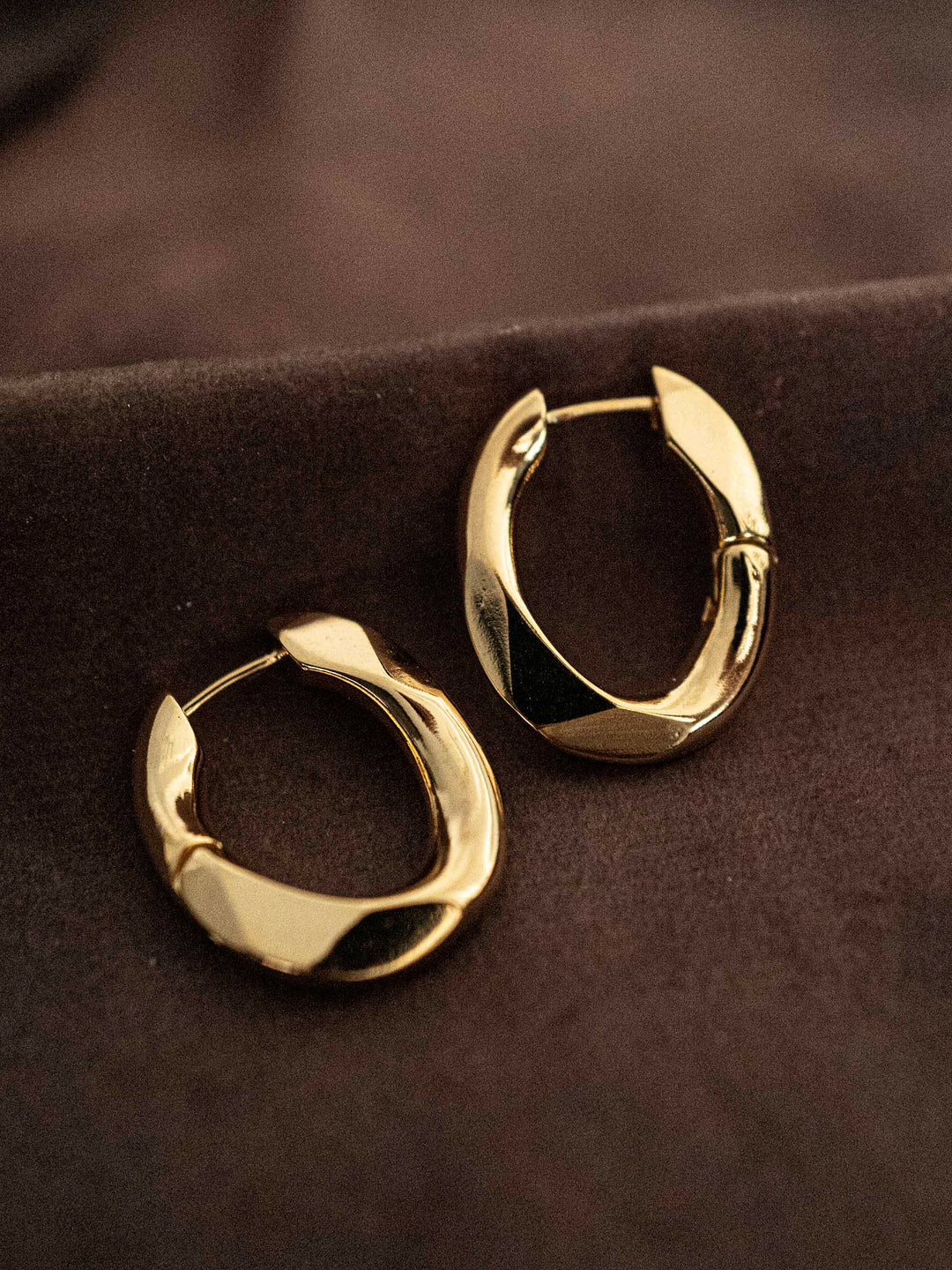 One oval hoop earring