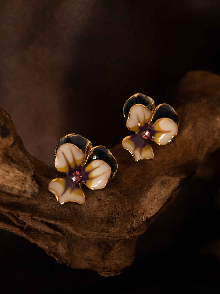 A cold enameled floral earrings