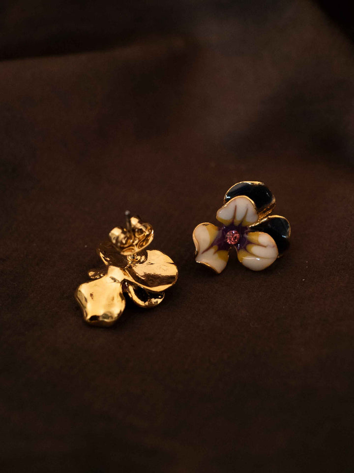 A cold enameled floral earrings