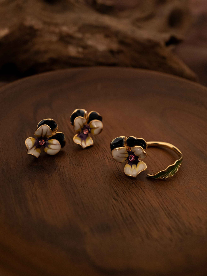 A cold enameled floral earrings