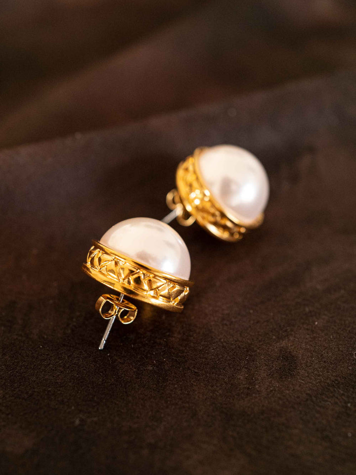 Golden pearl earrings