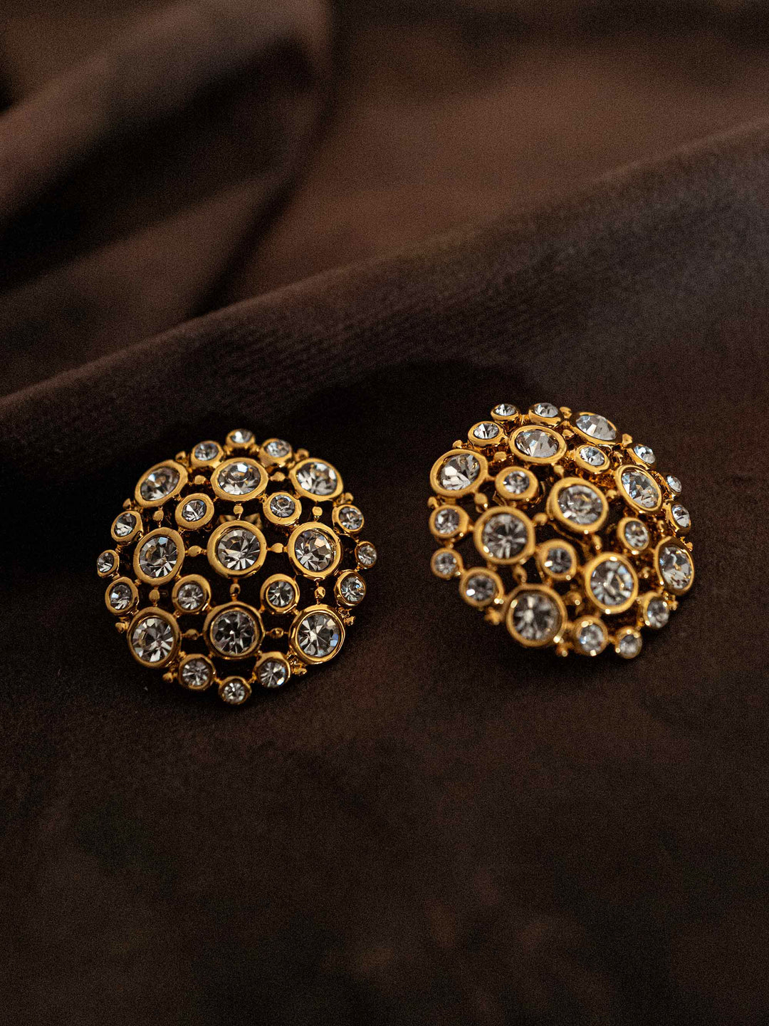 One round zirconia earrings in gold color.