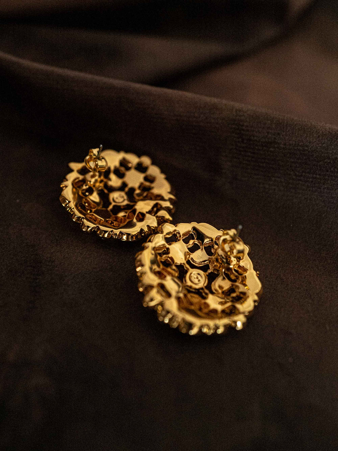 One round zirconia earrings in gold color.