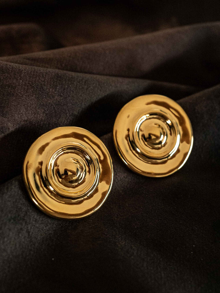 A gold round earring