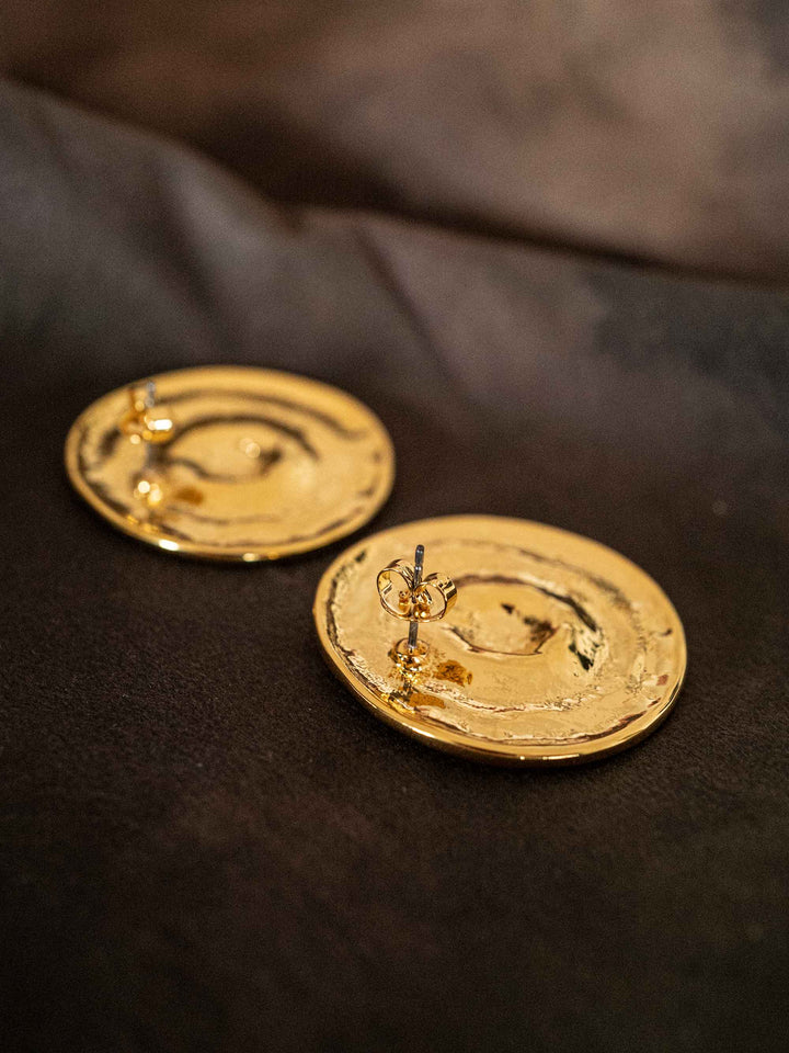 A gold round earring