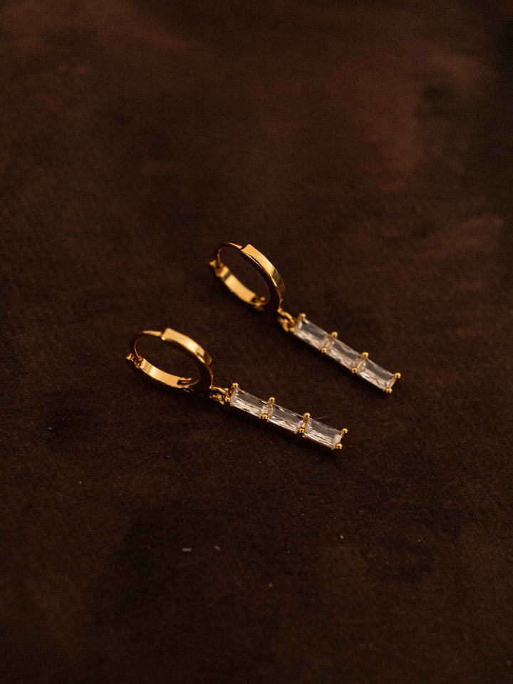 One earring set with three zirconia stones