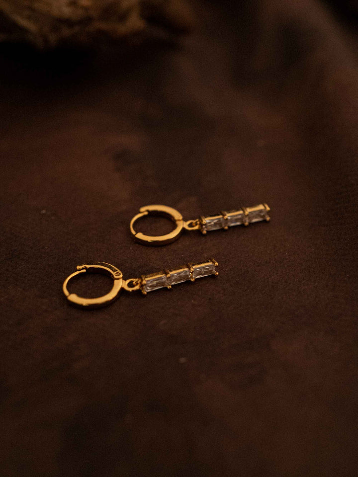 One earring set with three zirconia stones