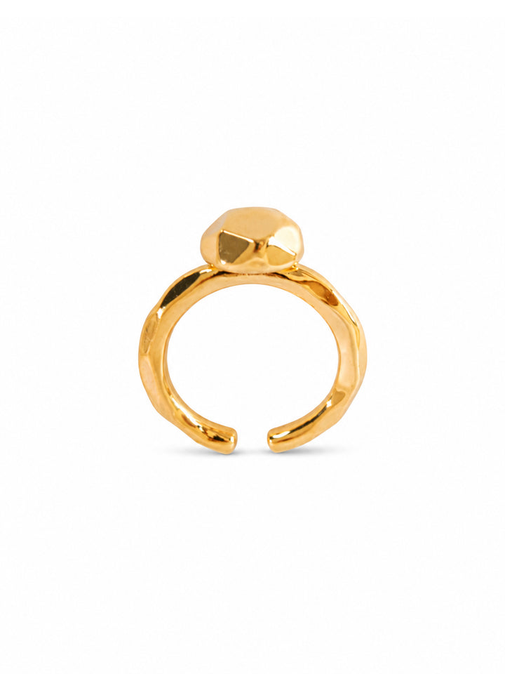 Anillo de oro de roca poliédrica