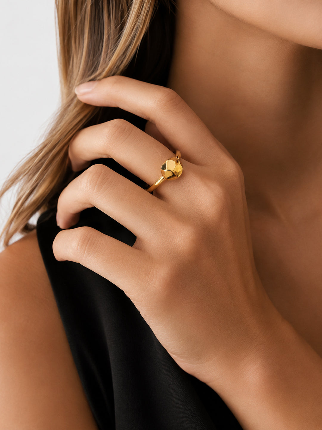 Anillo de oro de roca poliédrica