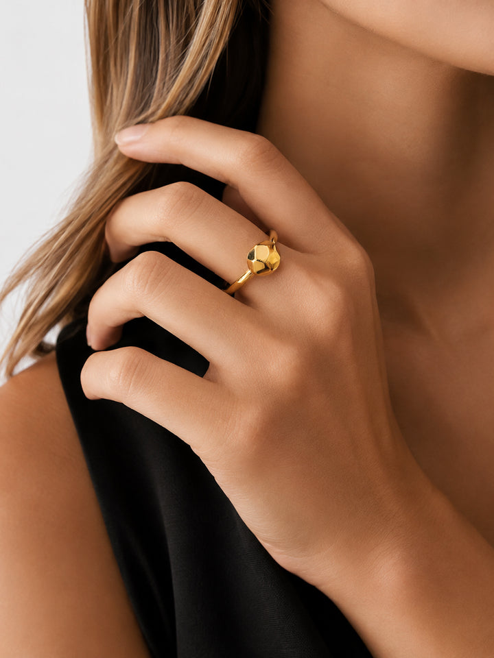 Anillo de oro de roca poliédrica