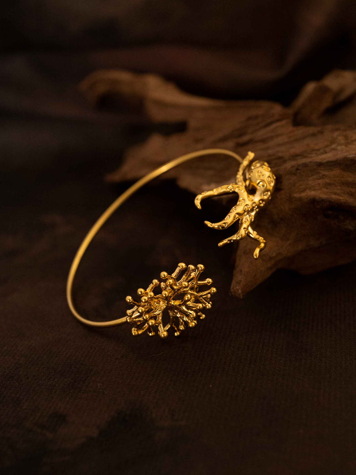 a hand wear a golden bracelet