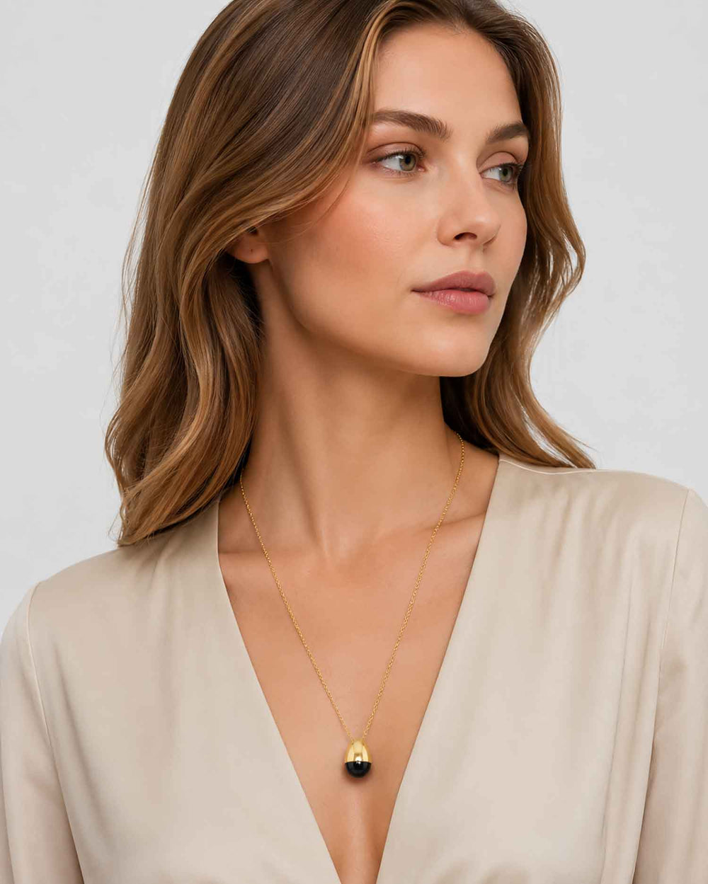 renira-black-onyx-gold-pendant-necklace-model