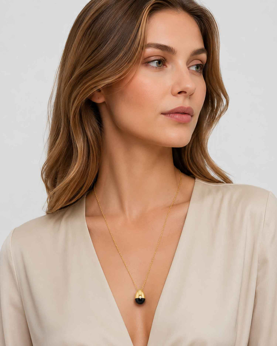 renira-black-onyx-gold-pendant-necklace-model