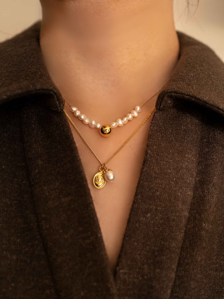 Modelo con dos collares de perlas de agua dulce cultivadas en cuentas doradas bañadas en 18K