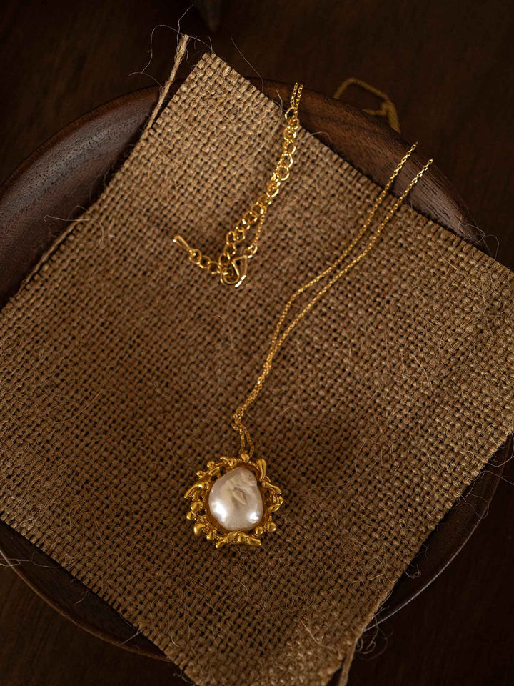 Collar en forma de sol engastado con perlas barrocas