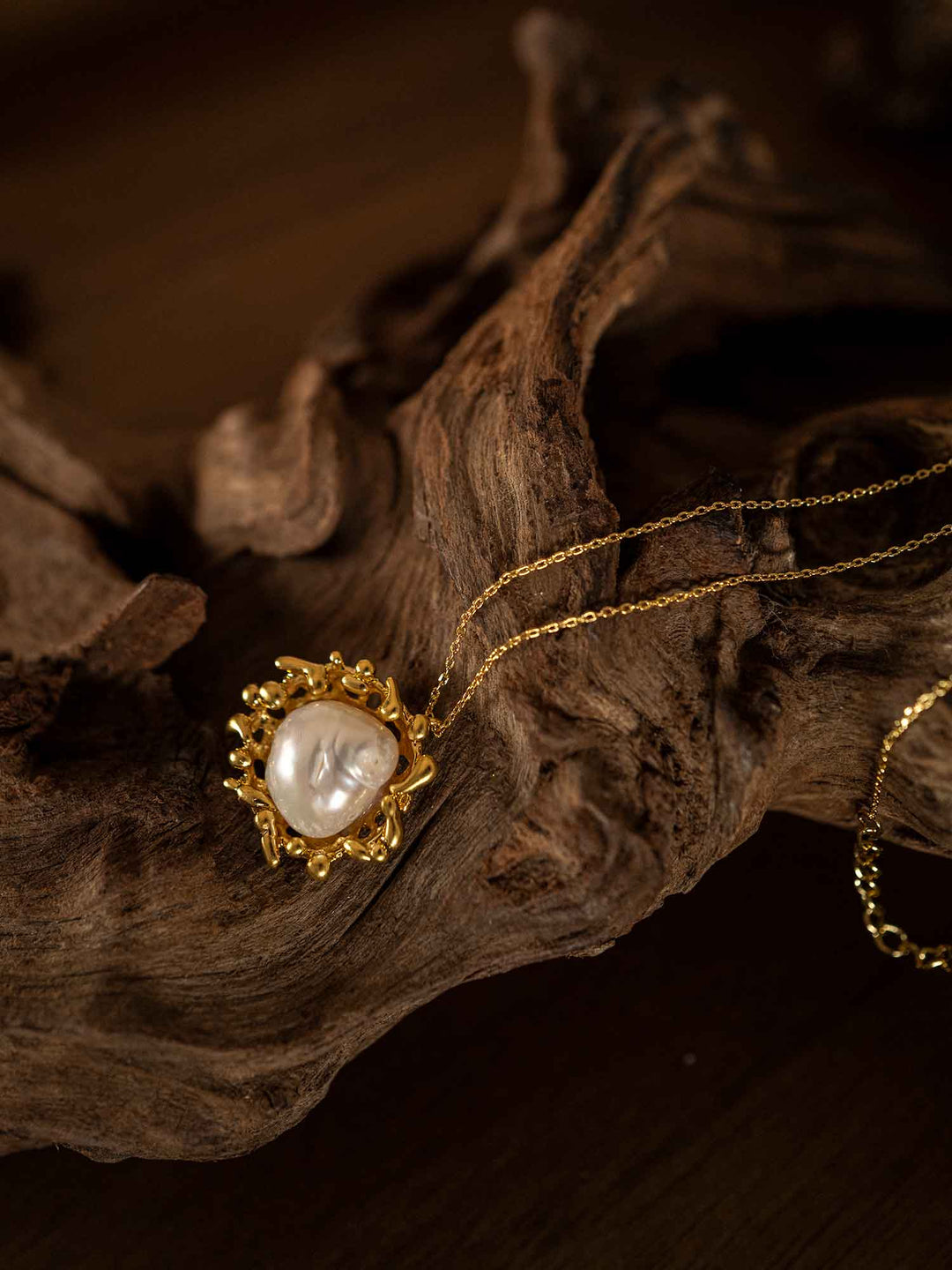 Collar en forma de sol engastado con perlas barrocas