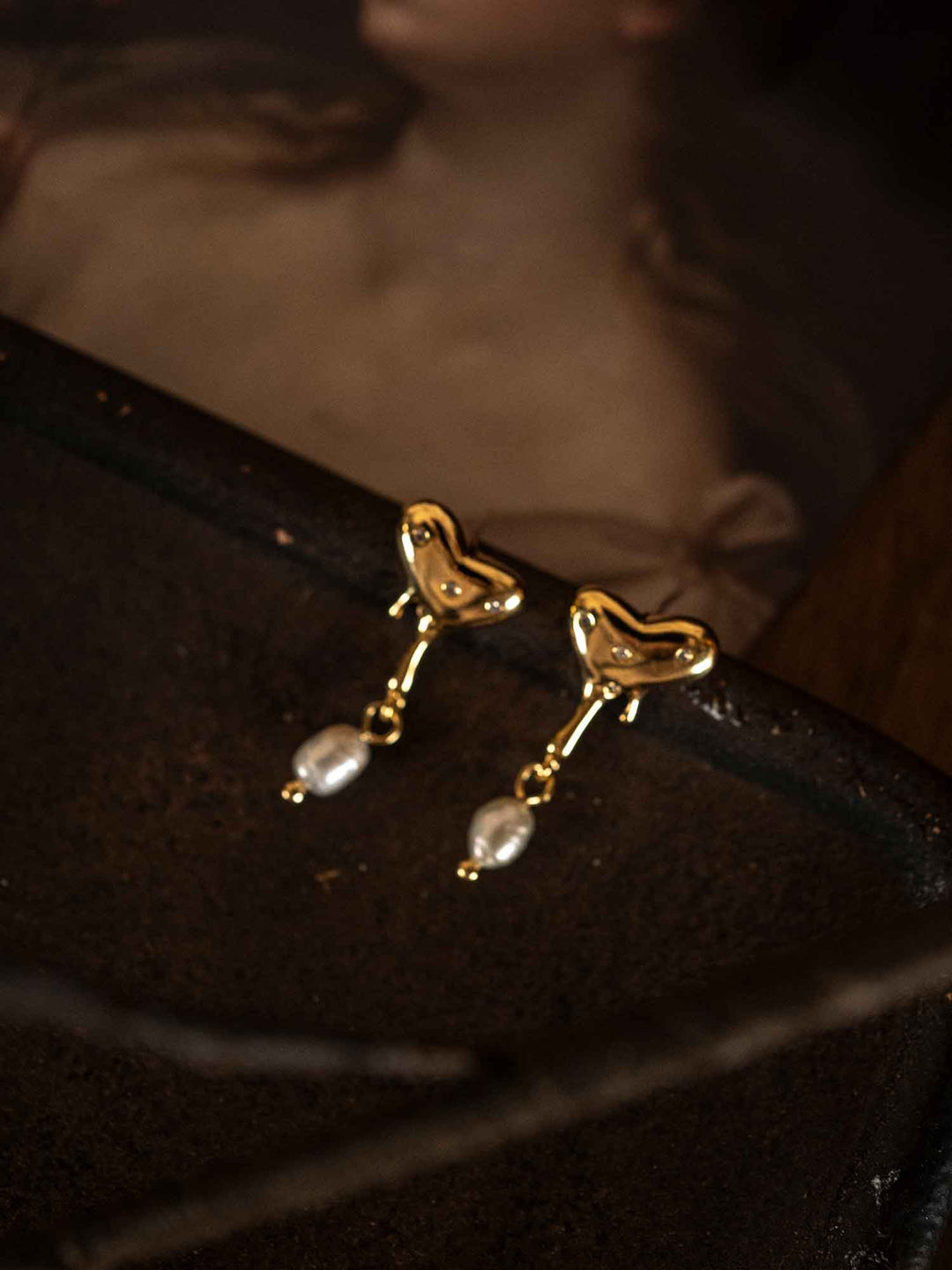 Un par de pendientes de perlas en forma de corazón