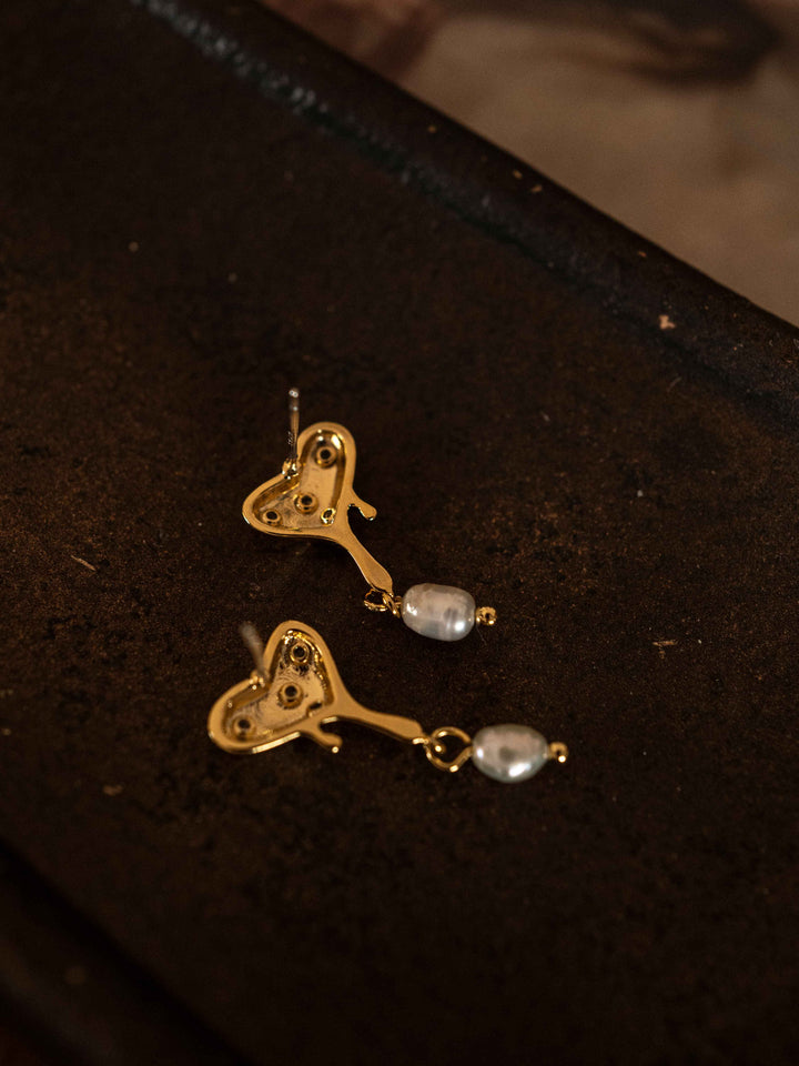 Un par de pendientes de perlas en forma de corazón